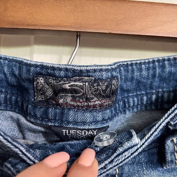 Silver Jeans Women's Contrast Stitch Embroidered Pocket Tuesday Crop Jeans Sz 28 - Picture 3 of 9